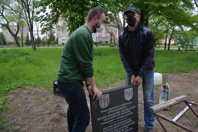 W parku Tadeusz Kościuszki stanęła pamiątkowa tablica, informująca o tym, że do 1945 roku w tym miejscu był cmentarz ewangelicki, a w drugiej części - park