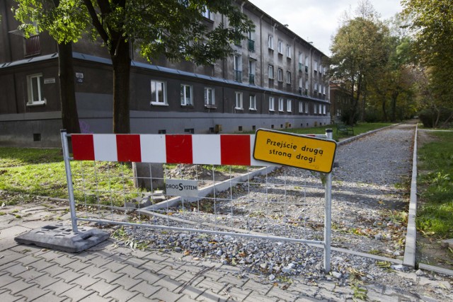 Zamiast nowych płytek czy kostki ludzie chodzą wzdłuż ulicy Bulwarowej po kamieniach i liściach