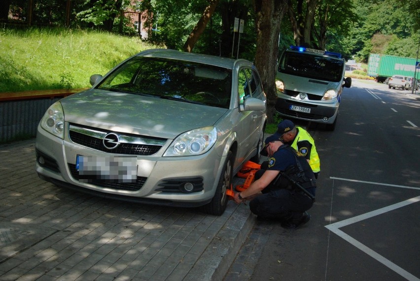 Patrol z funkcjonariuszami Straży Miejskiej w Koszalinie. Mundurowi mają nowe blokady na koła [ZDJĘCIA]