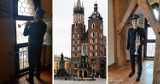 Trębacz z Rudy Śląskiej gra hejnał na wieży Kościoła Mariackiego w Krakowie