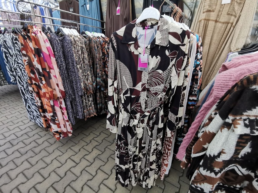 Ubrania sprzedawane na targowisku w Chrzanowie. Na...