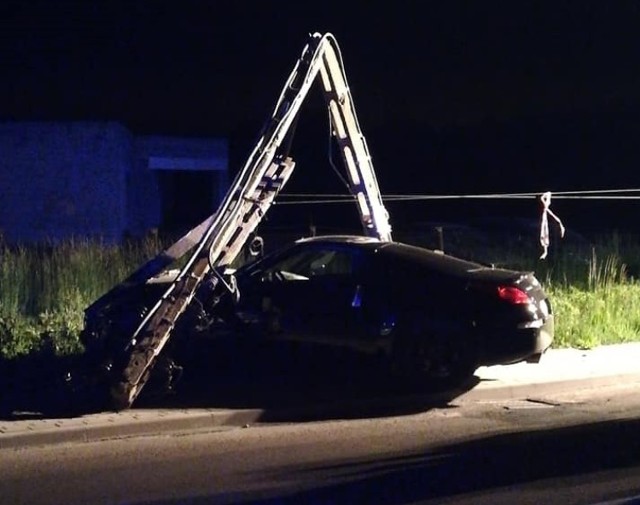 Skoda na Bohaterów Warszawy skosiła betonowy słup