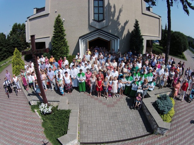 Grupowe zdjęcie parafian wykonane dronem