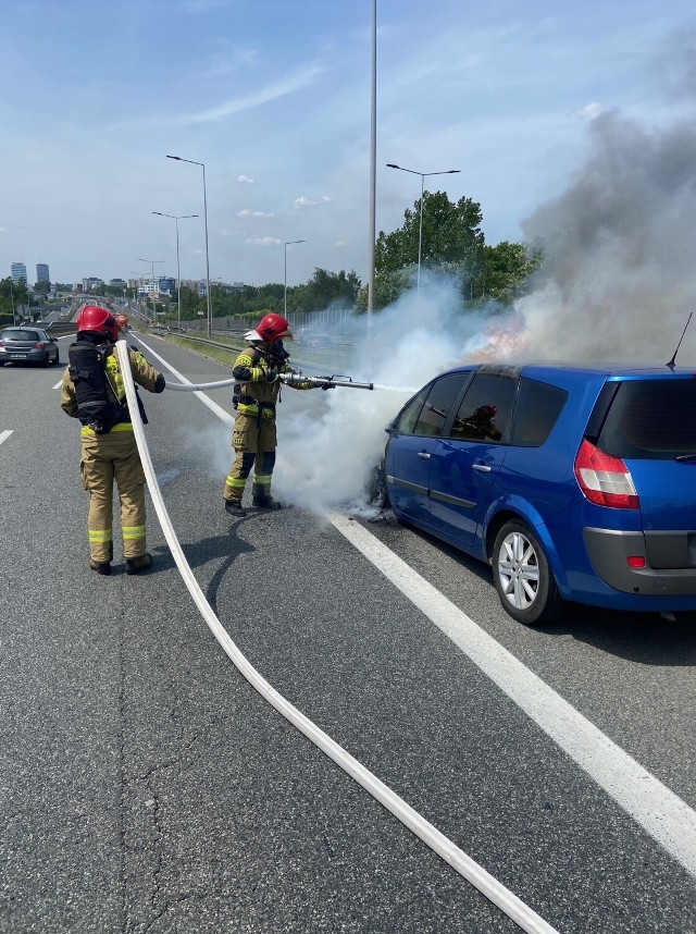 Na autostradzie A4 w Katowicach doszło do pożaru samochodu osobowego