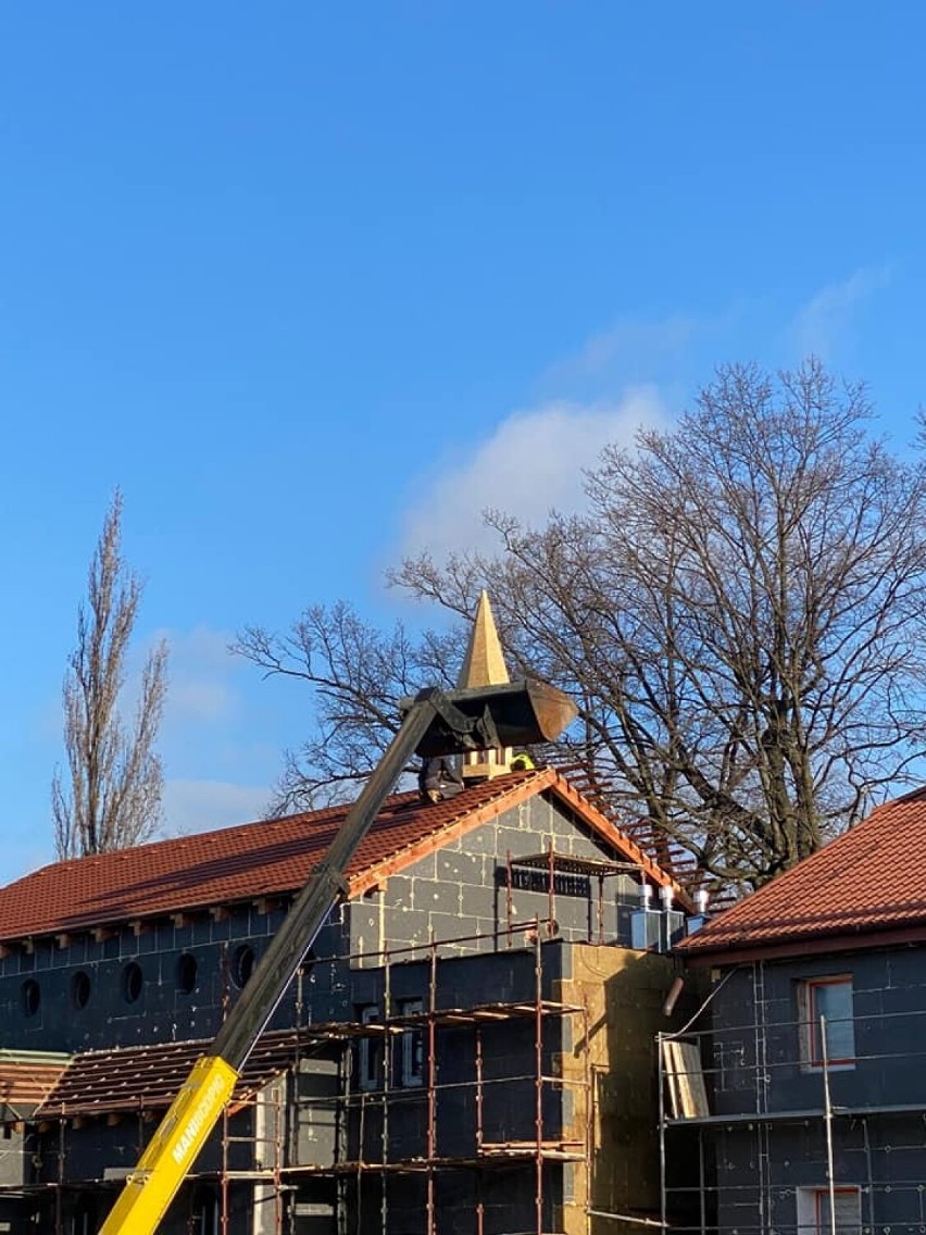 Nowa kaplica w Domu Chłopaków w Broniszewicach pnie się ku...