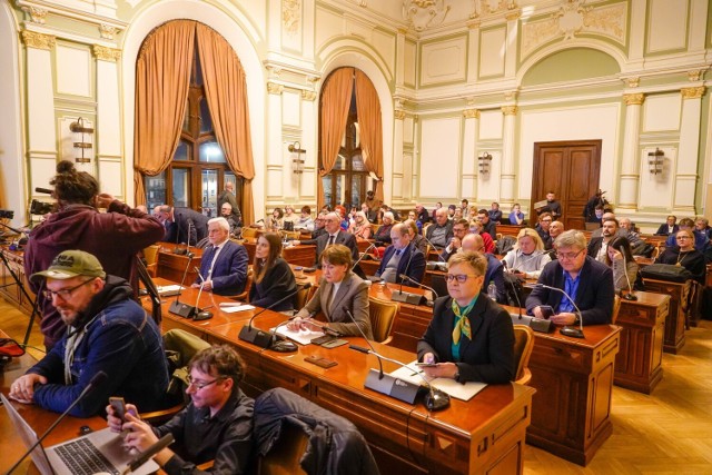 W lutym, w gdańskiej Radzie Miasta, z inicjatywy radnych PiS, odbyła się debata poświęcona problemom i niepokojom pasażerów związanym z wdrożeniem Fali