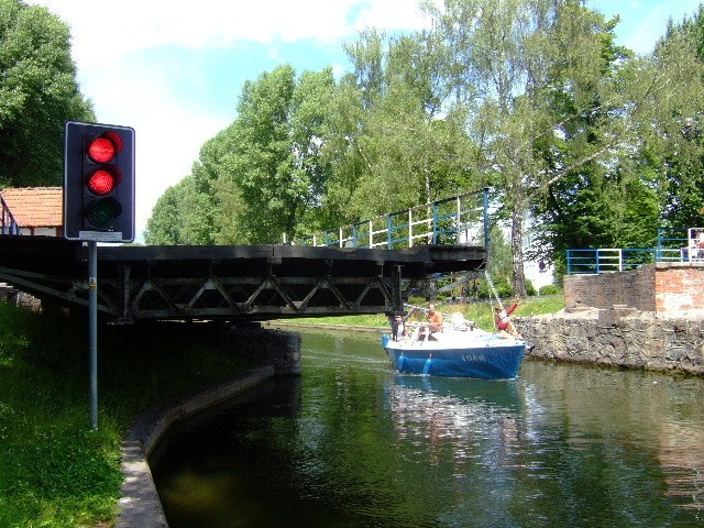 Źródło: http://commons.wikimedia.org/wiki/File:Gi%C5%BCycko_-_swing_bridge_%283%29.jpg