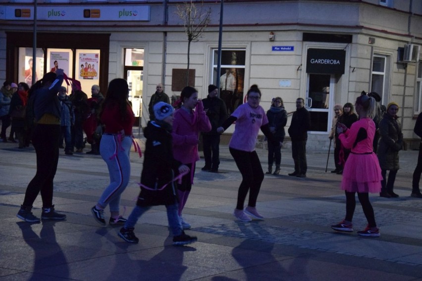 Akcja One Billion Rising w Szczecinku. Tańczyli przed ratuszem [zdjęcia]