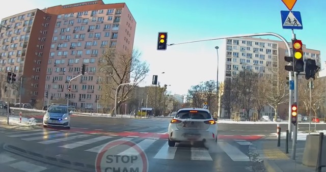 Pościg ulicami Warszawy. Policji w zatrzymaniu szaleńca pomógł mieszkaniec Woli