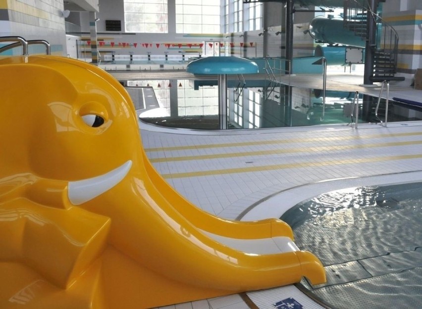 Pływalnia przy IV LO w Bydgoszczy zamknięta! Na basenie czuć silnie drażniący i nieprzyjemny zapach