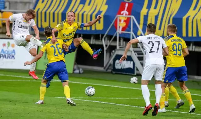 Arka Gdynia wygrała kilka dni temu z Puszczą Niepołomice. Kontynuowanie serii zwycięstw w Fortuna 1. Lidze uniemożliwi jej prawdopodobnie jednak zarażenie jednego z piłkarzy koronawirusem.