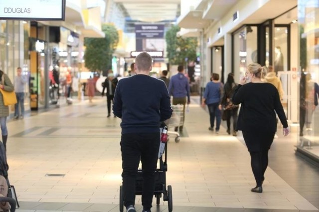 Na te wieści zarówno klienci jak i właściciele centrów handlowych czekali od połowy października. Od soboty 28 listopada w centrach handlowych będą działać wszystkie sklepy i większość punktów usługowych. Obowiązywać będzie jednak ścisły reżim sanitarny.

Sklepy będą czynne, ale pozostaje najważniejsze obostrzenie, czyli limit klientów. Na jedną osobę musi przypadać 15 mkw. powierzchni, co oznacza, że w najmniejszych sklepach jednocześnie będzie mogło robić od 3 do 5 osób, natomiast w hipermarketach kilkaset. To ograniczenie ma być ściśle przestrzegane, a za jego złamanie grożą surowe kary, włącznie z zamknięciem sklepu.

Czytaj dalej na kolejnym slajdzie