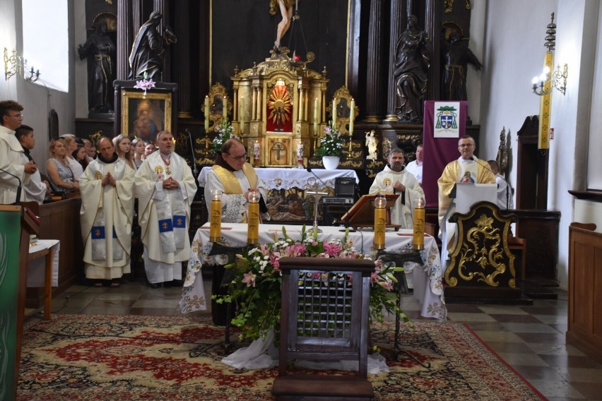 Uroczysta msza św. z okazji 400-lecia franciszkanów oraz 300-lecia konsekracji kościoła w Choczu. Biskup poświęcił pamiątkową tablicę