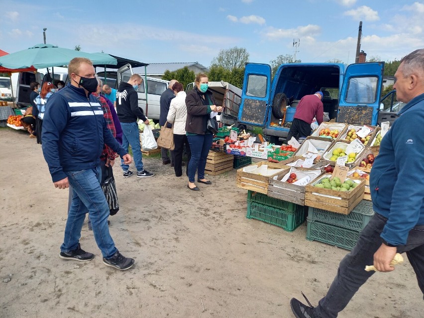 Tak wyglądały zakupy na targowisku w Golubiu-Dobrzyniu w...