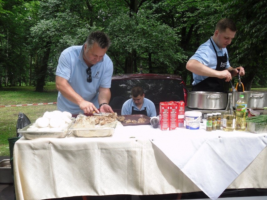 Słynny polski kucharz serwował dania kuchni francuskiej w plenerach przy pałacu w Brodnicy