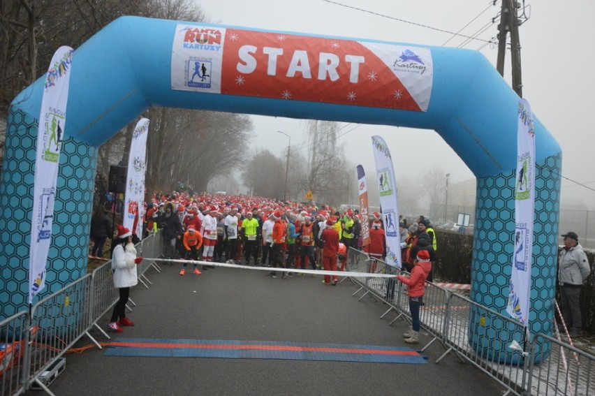 Mikołajkowy Festiwal Zdrowia w Kartuzach - start biegu głównego