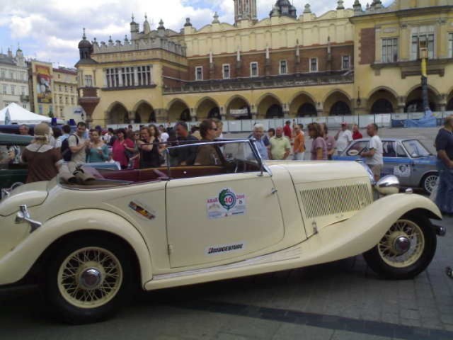 Jeden z pojazdów na rynku.