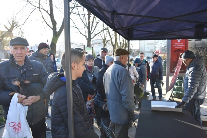 Muzeum Śremskie rozdawało pod Jubilatem powstańcze flagi