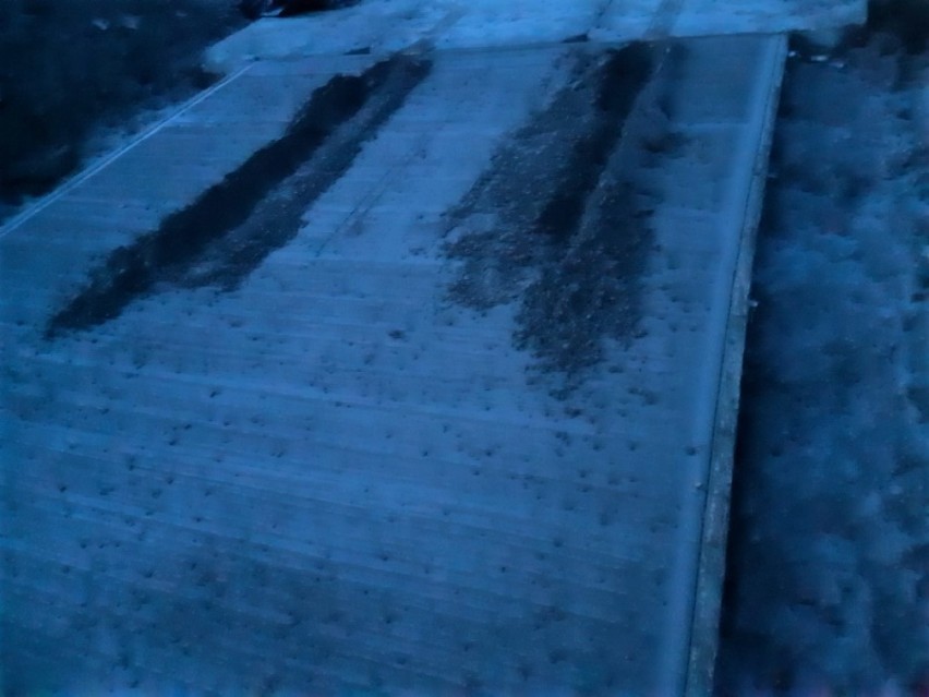Ktoś wjechał w niewyschnięty beton na drodze i zniszczył nawierzchnię