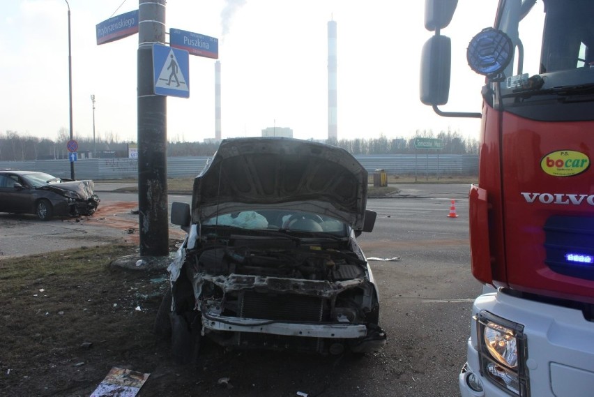 Wypadek na Przybyszewskiego w Łodzi. Dwie osoby są ranne [ZDJĘCIA]