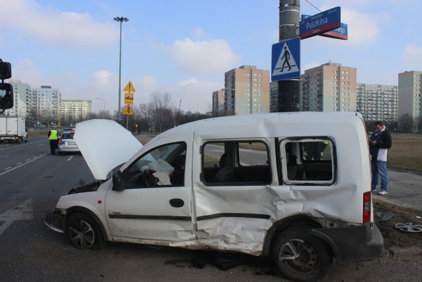 Wypadek na Przybyszewskiego w Łodzi. Dwie osoby są ranne [ZDJĘCIA]