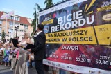 Jawor pobił piernikowy rekord. Piernik w barwach polskich i ukraińskich mierzył 64 metry