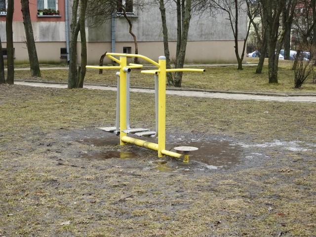 Urządzenia do ćwiczeń dosłownie toną w błocie.