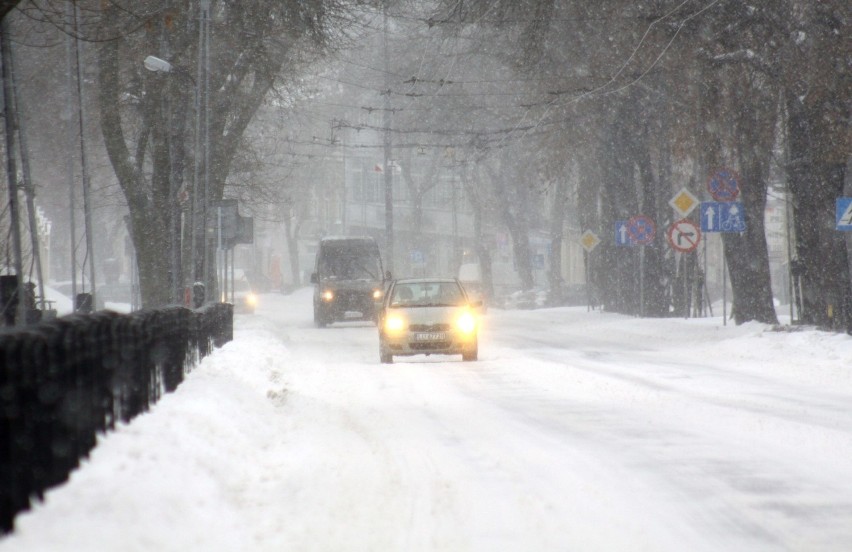 Śnieżyce, korki, zasypane drogi. Atak zimy w regionie. Sprawdź raport o stanie dróg