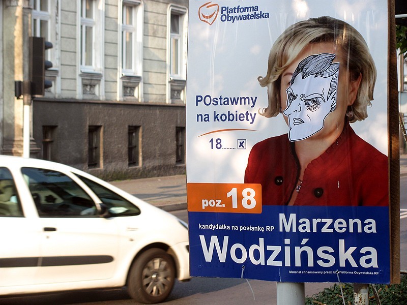 Kalisz: Zaklejali plakaty wyborcze karykaturami. Zdjęcia