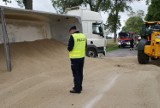 Kilkanaście ton zboża na drodze w Dzietrzkowicach. W naczepie pękła opona [FOTO]