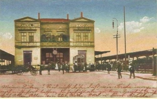 Kędzierzyn. Pierwszy dworzec kolejowy. Zdjęcie wykonane około roku 1915. Budynek wybudowano w 1846 roku wraz z uruchomieniem linii kolejowych łączących Kędzierzyn z Raciborzem i Opole z Mysłowicami.