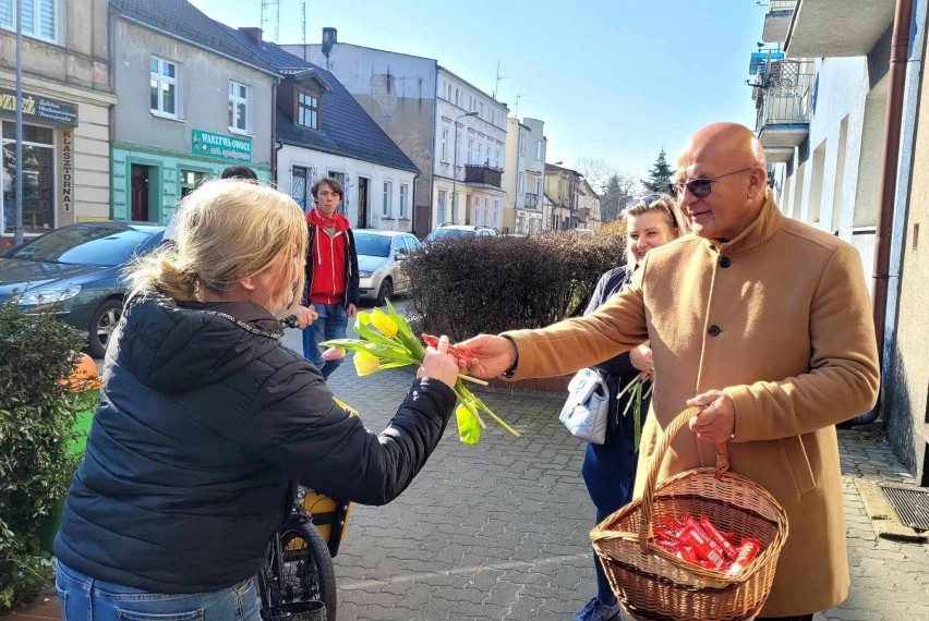 Wągrowczanki otrzymały tulipany i batoniki od burmistrza, Jarosława Berendta z okazji Dnia Kobiet. Nie zabrakło też ciepłych życzeń