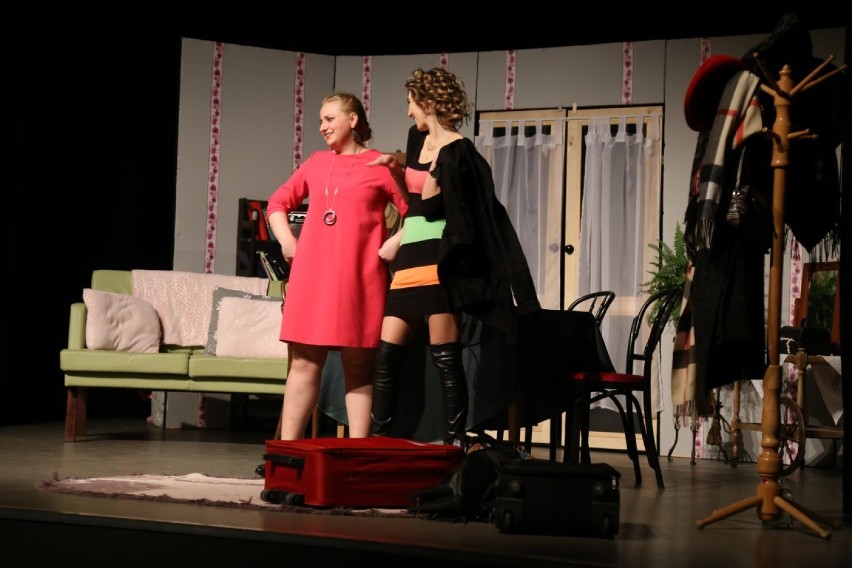 Prapremiera spektaklu "Siostrzyczki z piekła rodem" w wykonaniu Teatru Fokus z Wolsztyna