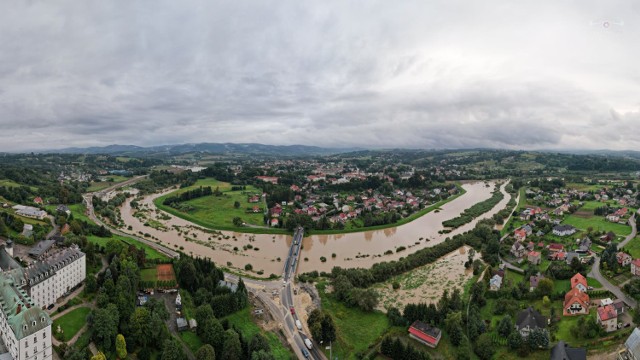 Biała w Tuchowie i okolicy wielu miejscach wystąpiła z brzegów i rozlała się szeroko wokół dróg, w tym przy budowanej obwodnicy miasta