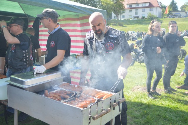 Podczas integracji nad jeziorem Lednik w Miastku nie zabraknie kiełbasek z grilla