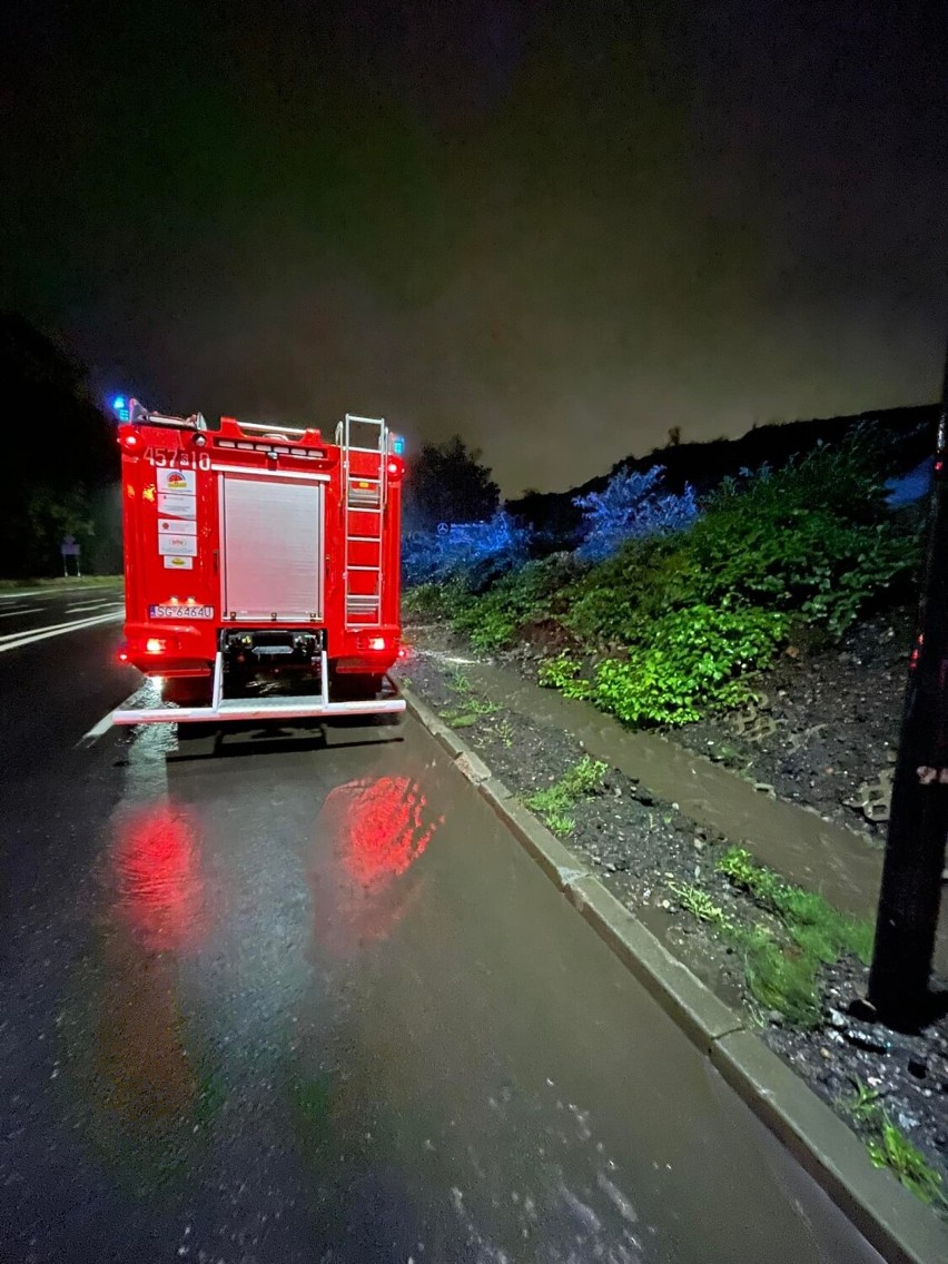 Oto skutki nocnej nawałnicy w Gliwicach! - ZDJĘCIA. Połamane drzewa, przygniecione samochody, zablokowane drogi....