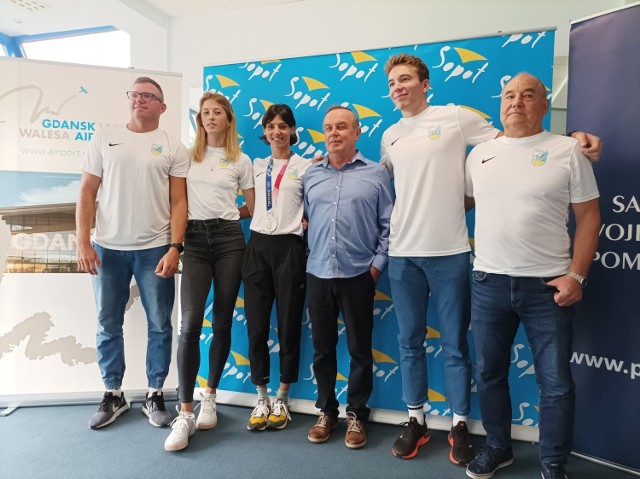 Gotowi na memoriał Sidłu od lewej: trener Paweł Andrzejczak, Aleksandra Formella, Anna Kiełbasińska, dyrektor Jerzy Smolarek, Jakub Szymański i trener Bernard Werner