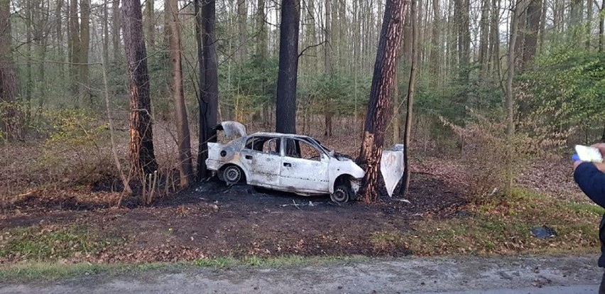 Wypadek pod Moszczenicą na drodze nr 716. Nie żyje 33-letnia kobieta. Jej samochód zapalił się po uderzeniu w drzewo