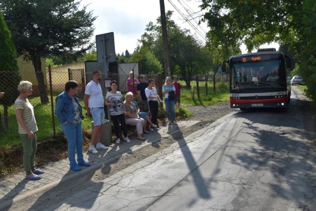 Mieszkańcy ul. Zyndrama podczas wizji lokalnej zorganizowanej przez radnego Michała Kądziołkę we wrześniu 2021 roku 