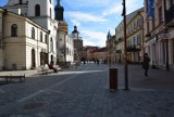 Zagrożenie koronowirusem w Lublinie. Wszędzie nadal ustawiają się kolejki 