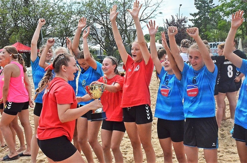 Juniorki młodsze SPR Olkusz zagrają o medal mistrzostw Polski w plażowej odmianie piłki ręcznej. Powalczą o swoje marzenia. ZDJĘCIA