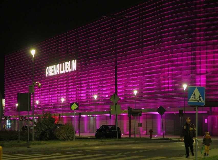 Plac Litewski i Arena Lublin rozbłysły na różowo. To wyraz solidarności z chorymi na raka piersi. Zobacz zdjęcia