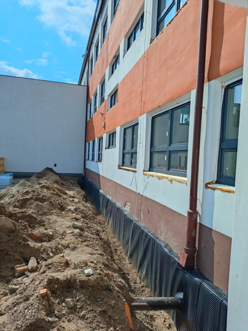 Trwa termomodernizacja budynku szkoły w Dziadowej Kłodzie. Zobacz aktualne zdjęcia