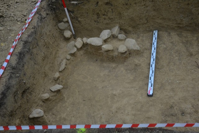 Fragment bruku kamiennego odnaleziony podczas prac w Kobylance