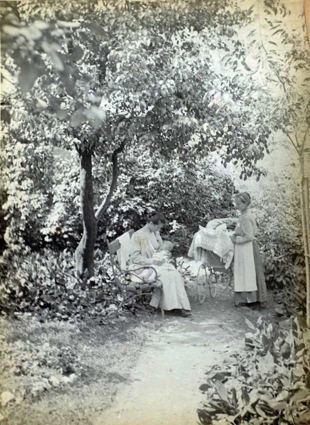 Dzień Matki na archiwalnych fotografiach. Na zdjęciu:Tadeusza Rzący z 1901 roku Maria Horteaux karmi synka piersią! Niezwykle intymna scena, mało takich ujęć w historii fotografii