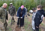 Biskup sadził z dziećmi las papieski         