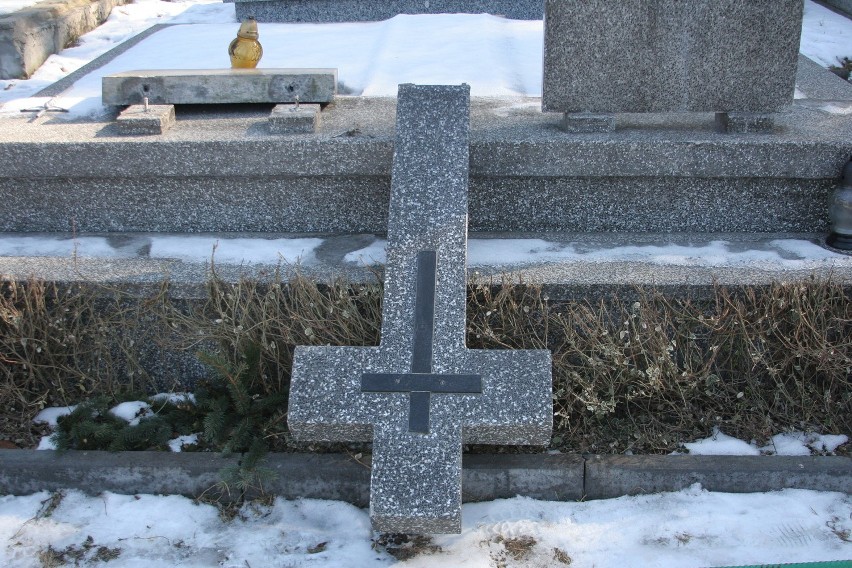 Zniszczone nagrobki na puławskim cmentarzu (zdjęcia)