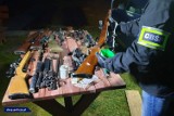 CBŚ rozbiło grupę, która handlowała nielegalną bronią. Są zatrzymania na Mazowszu. W akcji brało udział 340 policjantów