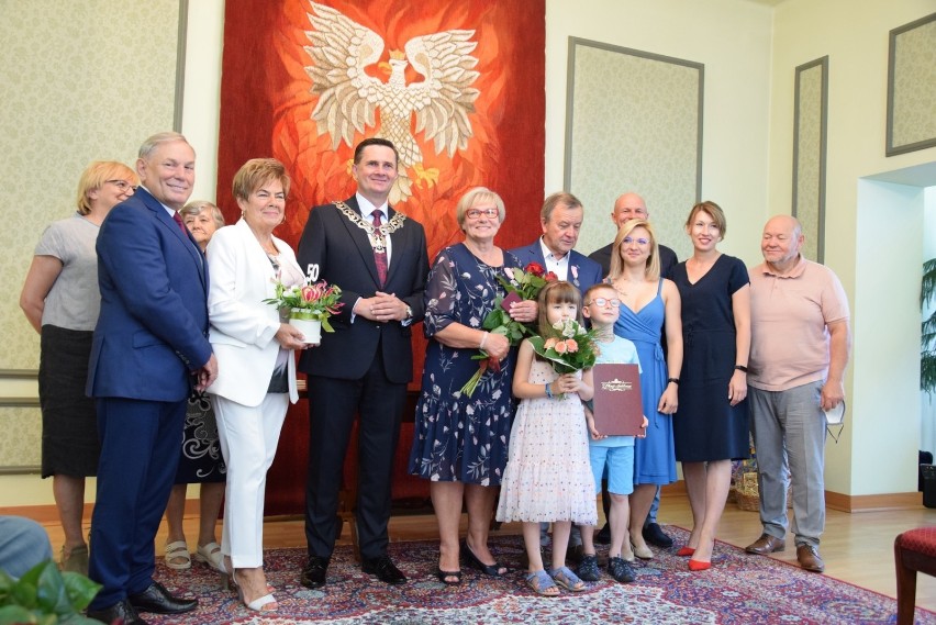 Złote Gody 2020 w Skierniewicach. W USC wręczono Medale za Długoletnie Pożycie Małżeńskie [ZDJĘCIA]