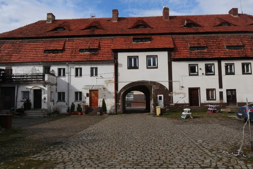 Zabytkowa zagroda Dästerhof znajduje się w podwórzu ulicy...